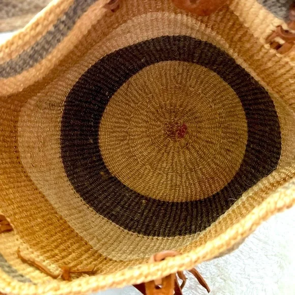 Elegant Woven Tote Bag in Tan and Brown - Picture 13 of 14